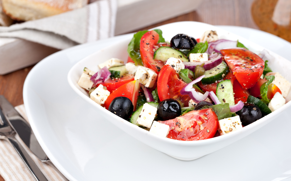 Grekisk sallad är både gott och nyttigt. Finns på grekiska restauranger men går också fort att slänga ihop själv 🇬🇷