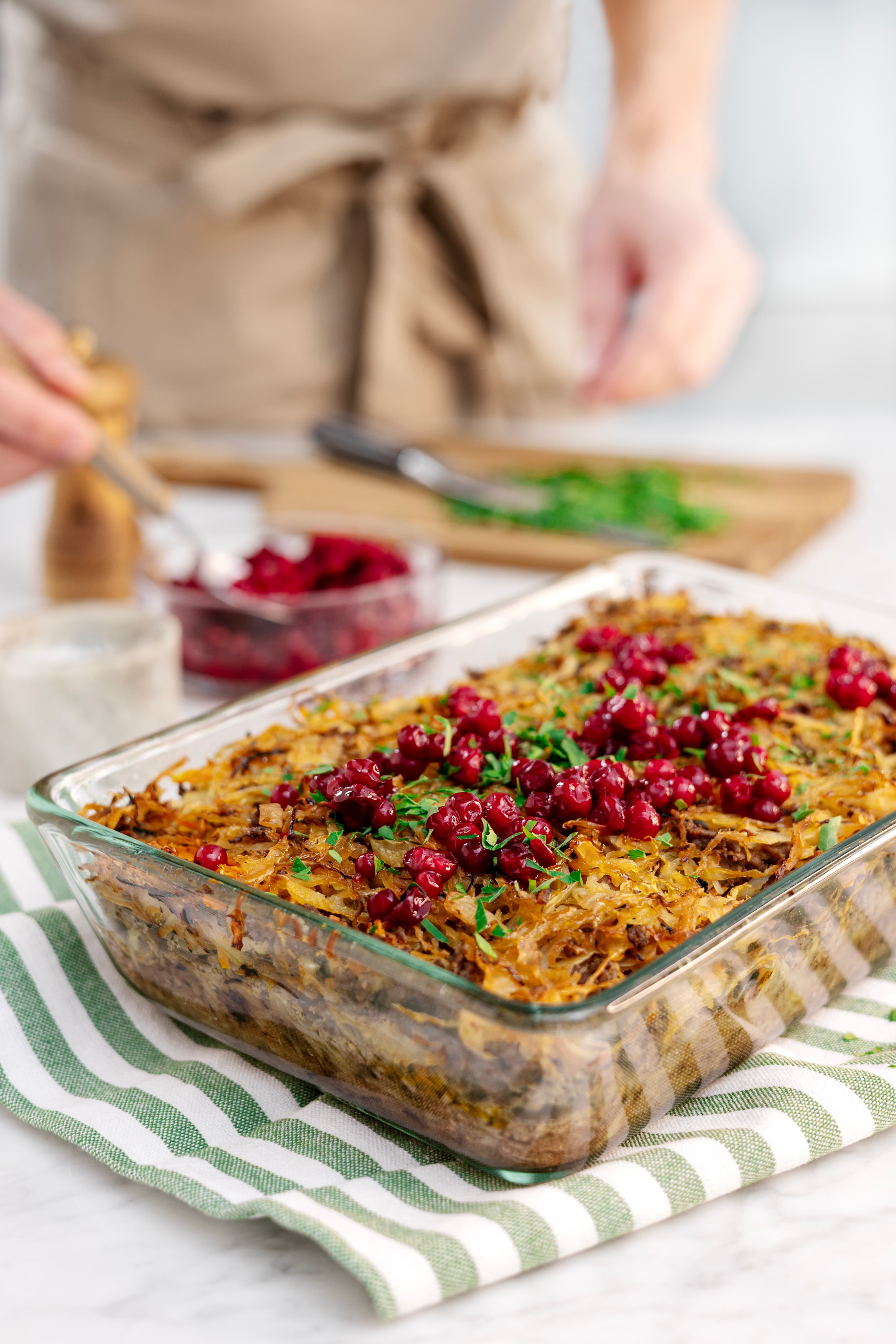 Kålpudding i en ugnsform på en grön och randig duk.