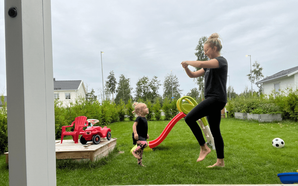Elina tränar i sin trädgård med dottern och använder Weekly Revolts app.