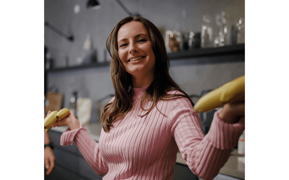 Dietist Joanna Ostrowska som håller i bananer.
