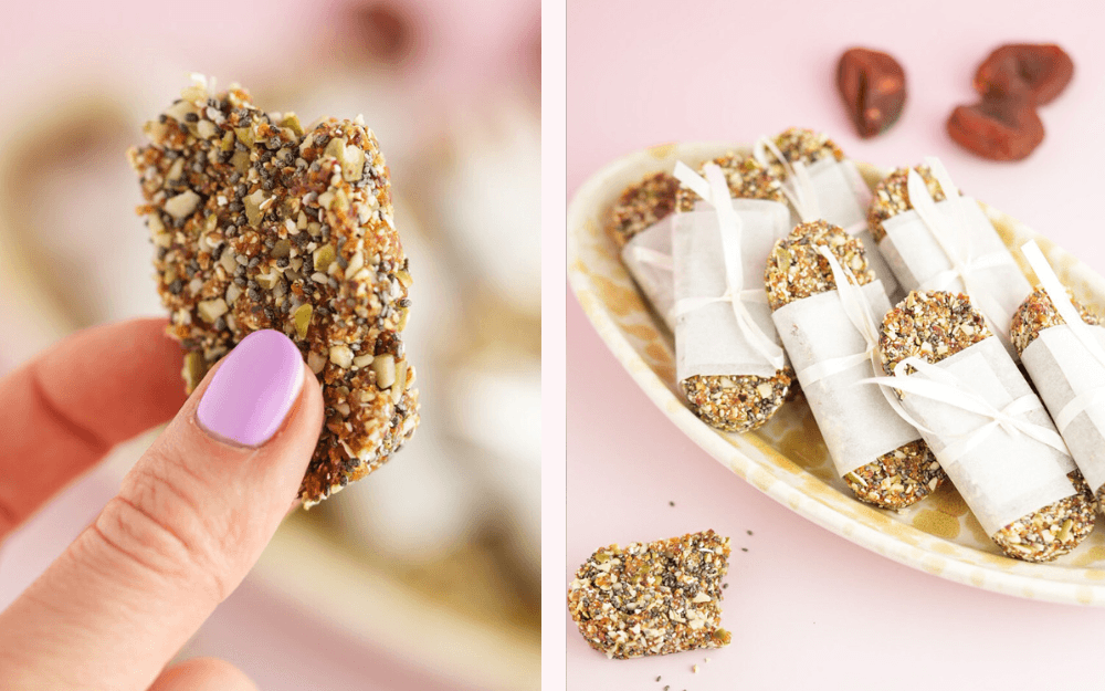 Fingrar med rosa nagellack håller Knatteplocks aprikosbar. Fat med aprikosbars inlindade i smörpapper.
