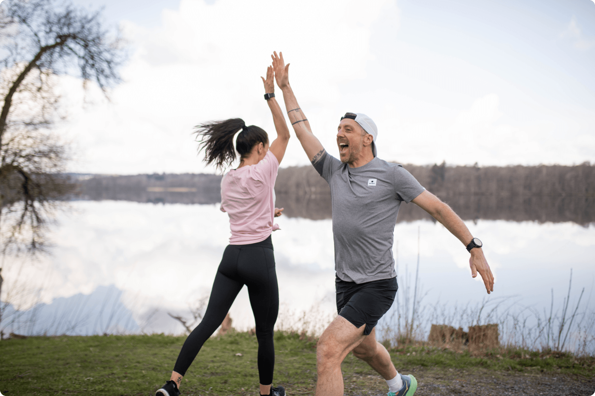 En kvinna och en man som ger varandra high five