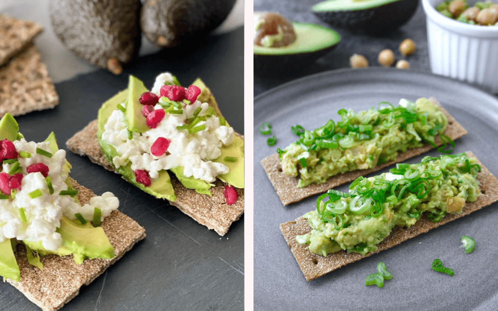 Knäckebröd toppat med keso, avokado, salladslök och granatäpplekärnor.