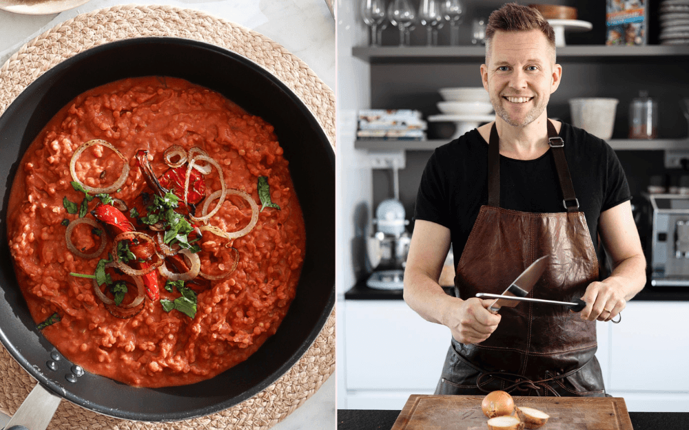 Fredagskocken med knivar och en linsgryta han har skapat till Weekly Revolt.