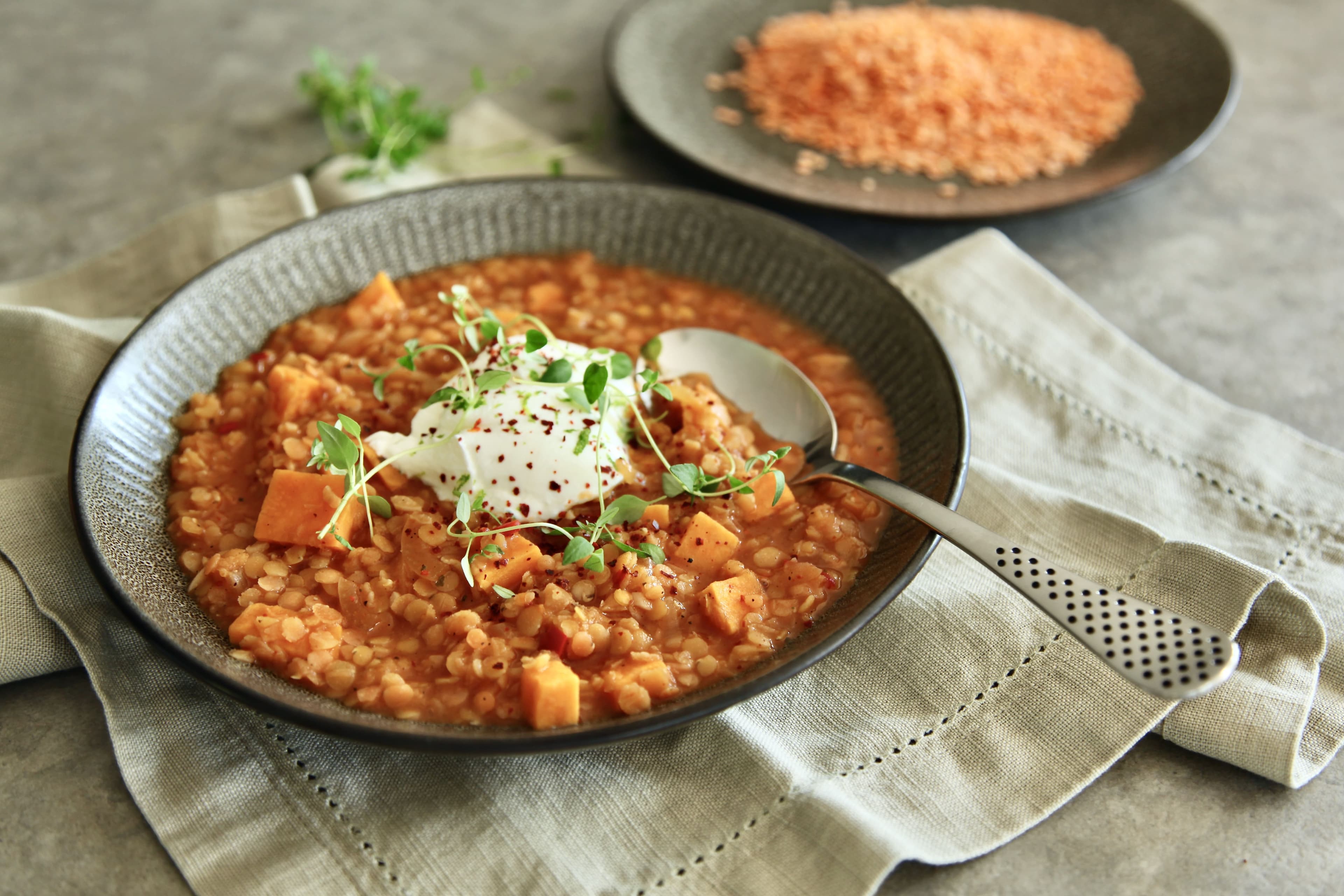 Linsgryta med grekisk yoghurt. Recept från Catarina König.
