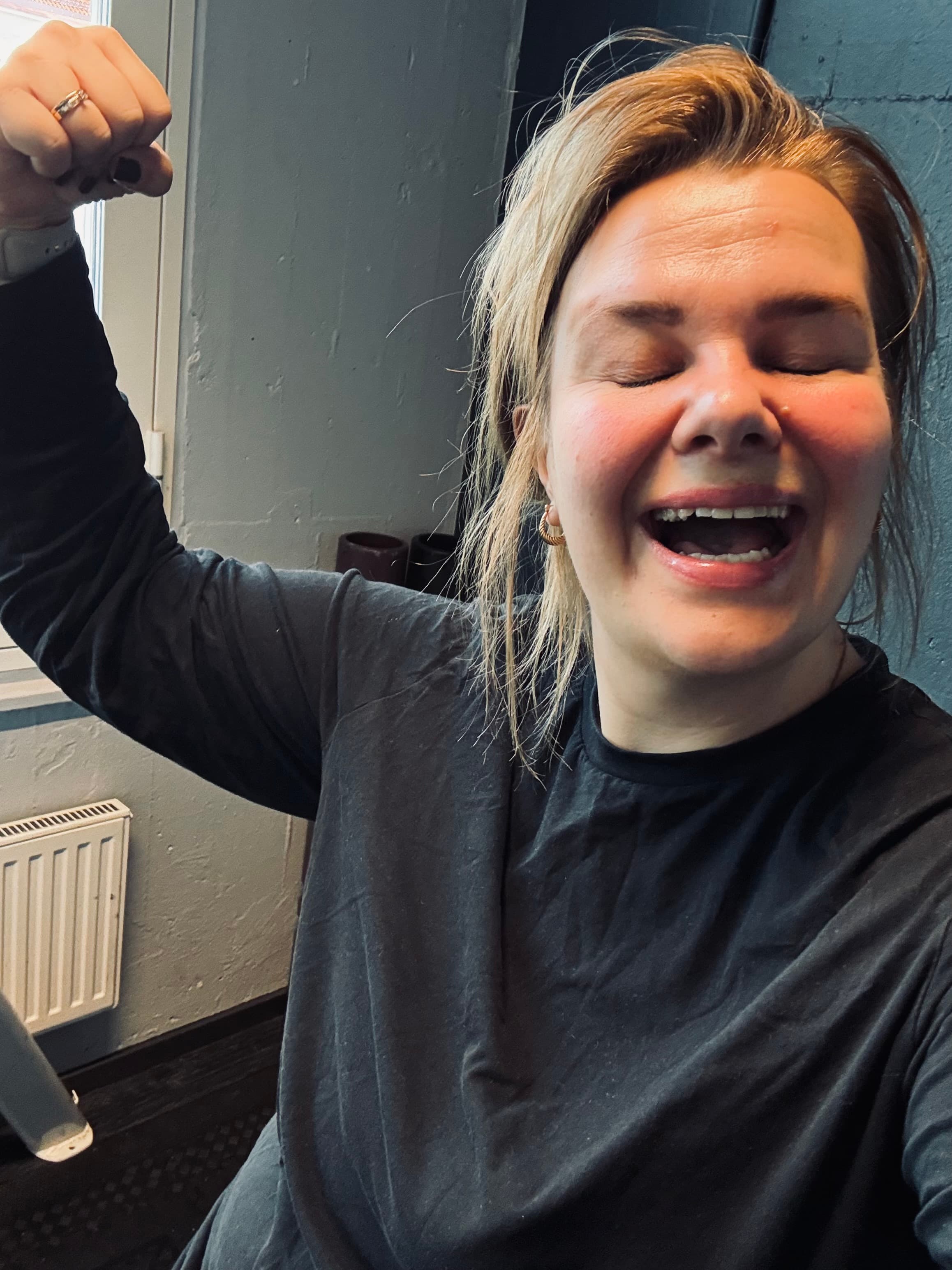 Glad kvinna som tränar.