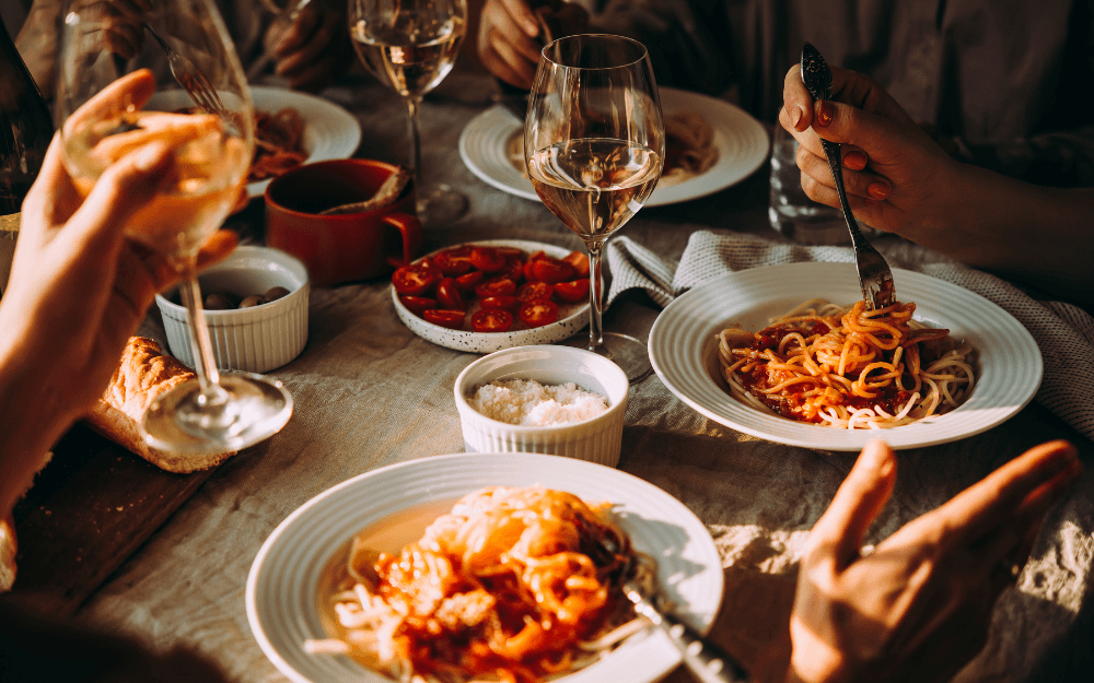 Tallrikar med italiensk mat och ett glas vin.