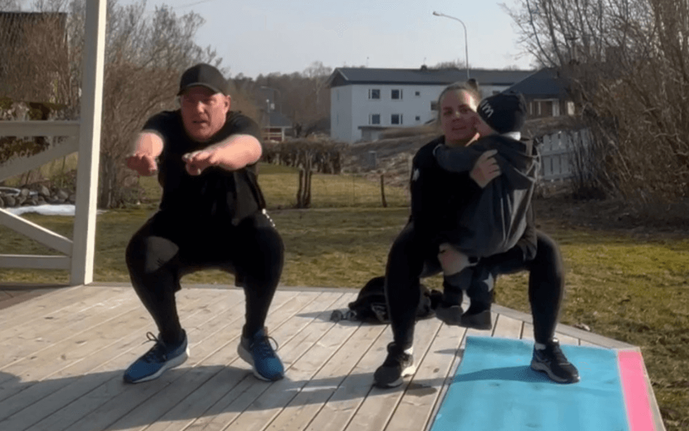 Familj som tränar tillsammans på sin altan.
