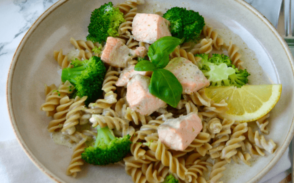 Laxpasta med broccoli och pesto – recept på bra mat efter löpning.