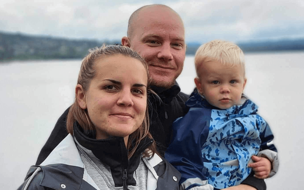 Närbild på mamma, pappa och son.