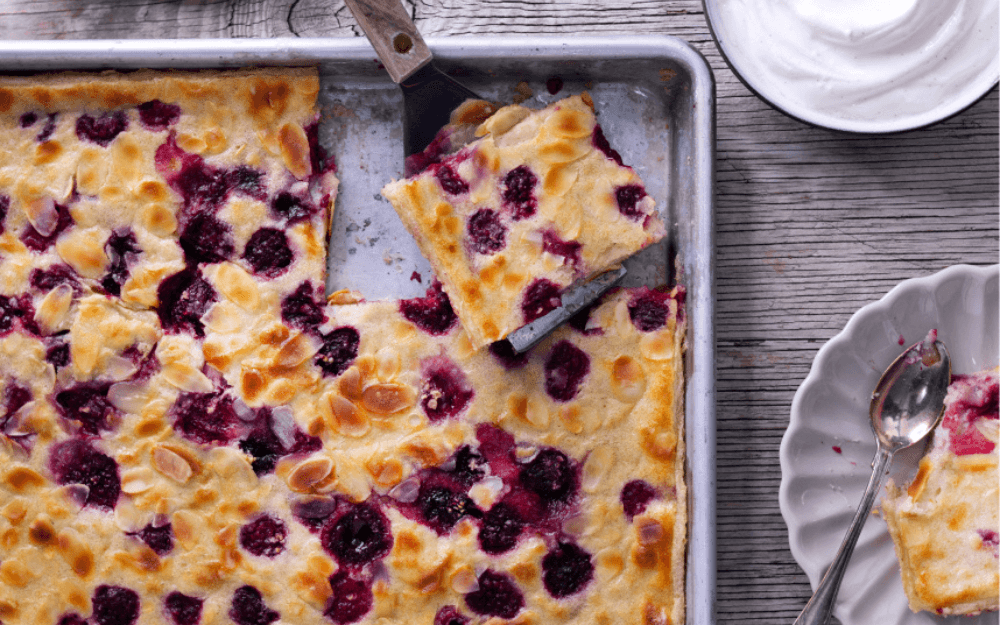 Ugnspannkaka med bär – recept från Fredagskocken.