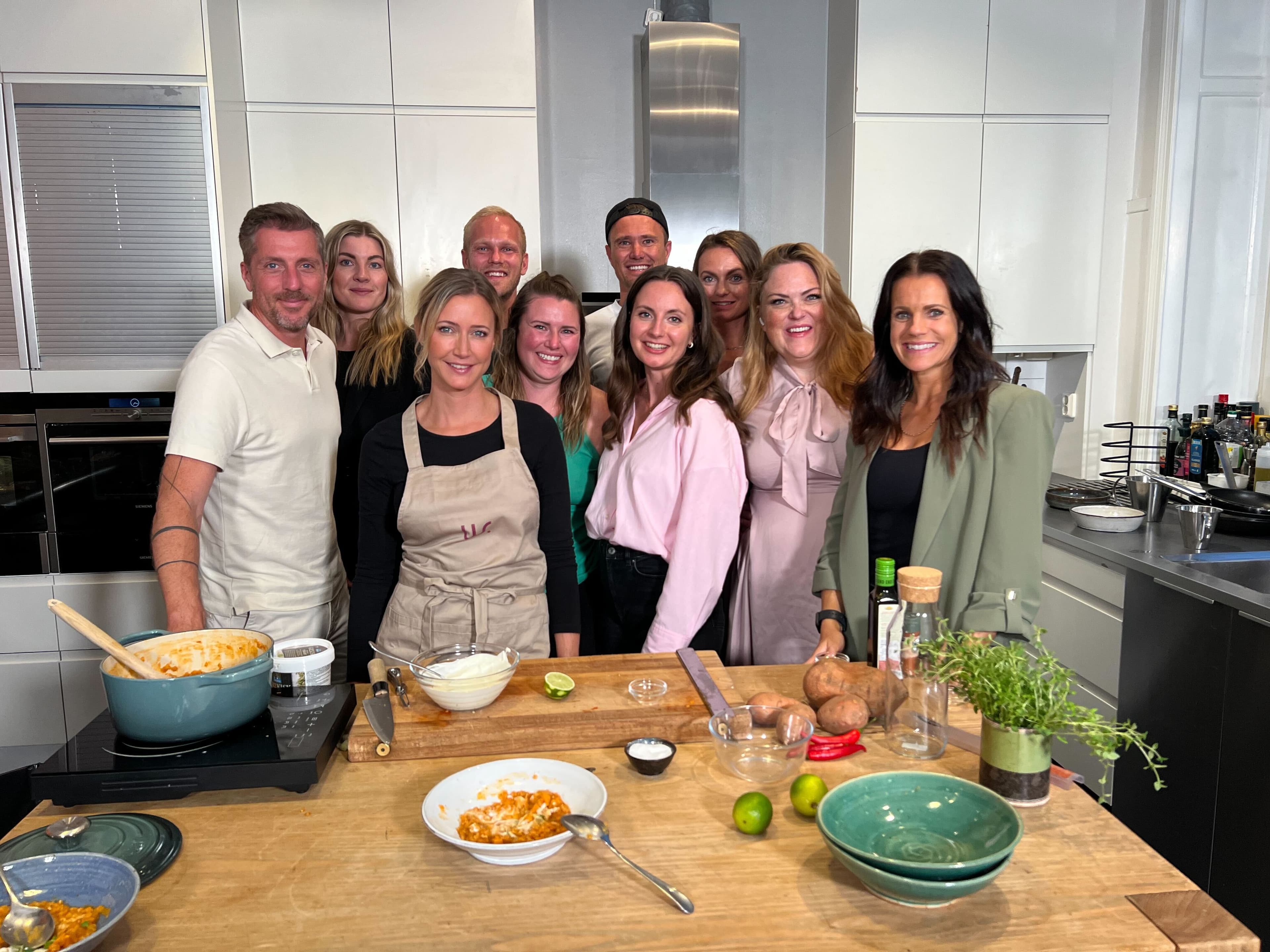 Catarina König tillsammans med teamet på Weekly Revolt.