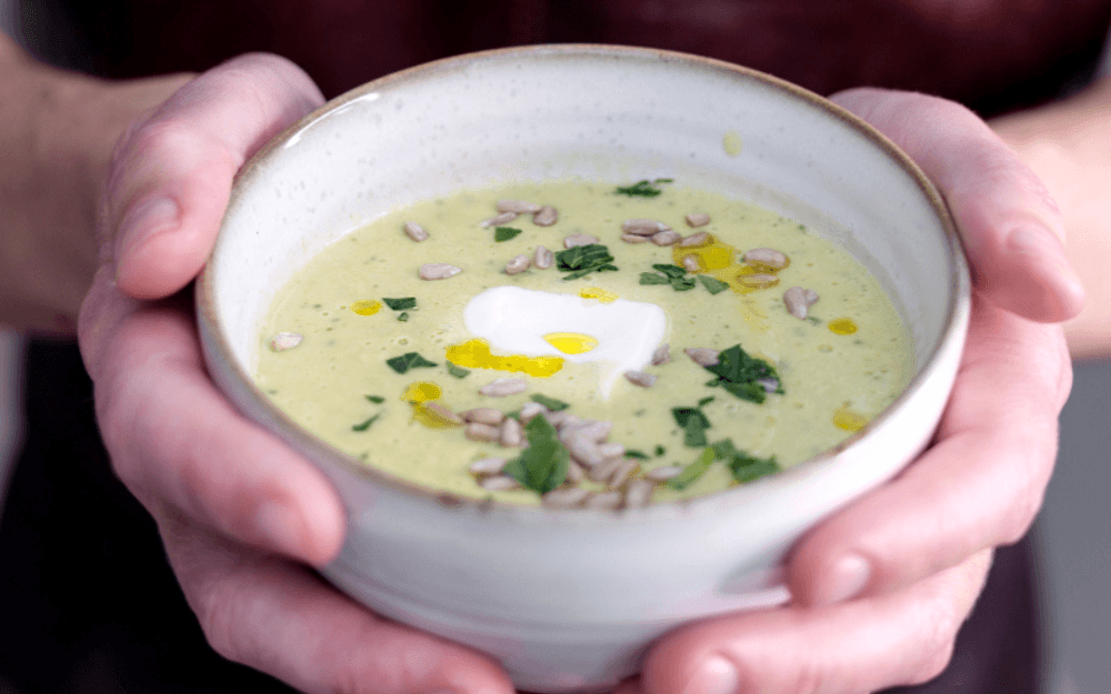 Potatissoppa med solrosfrön och grekisk yoghurt – recept från Fredagskocken.