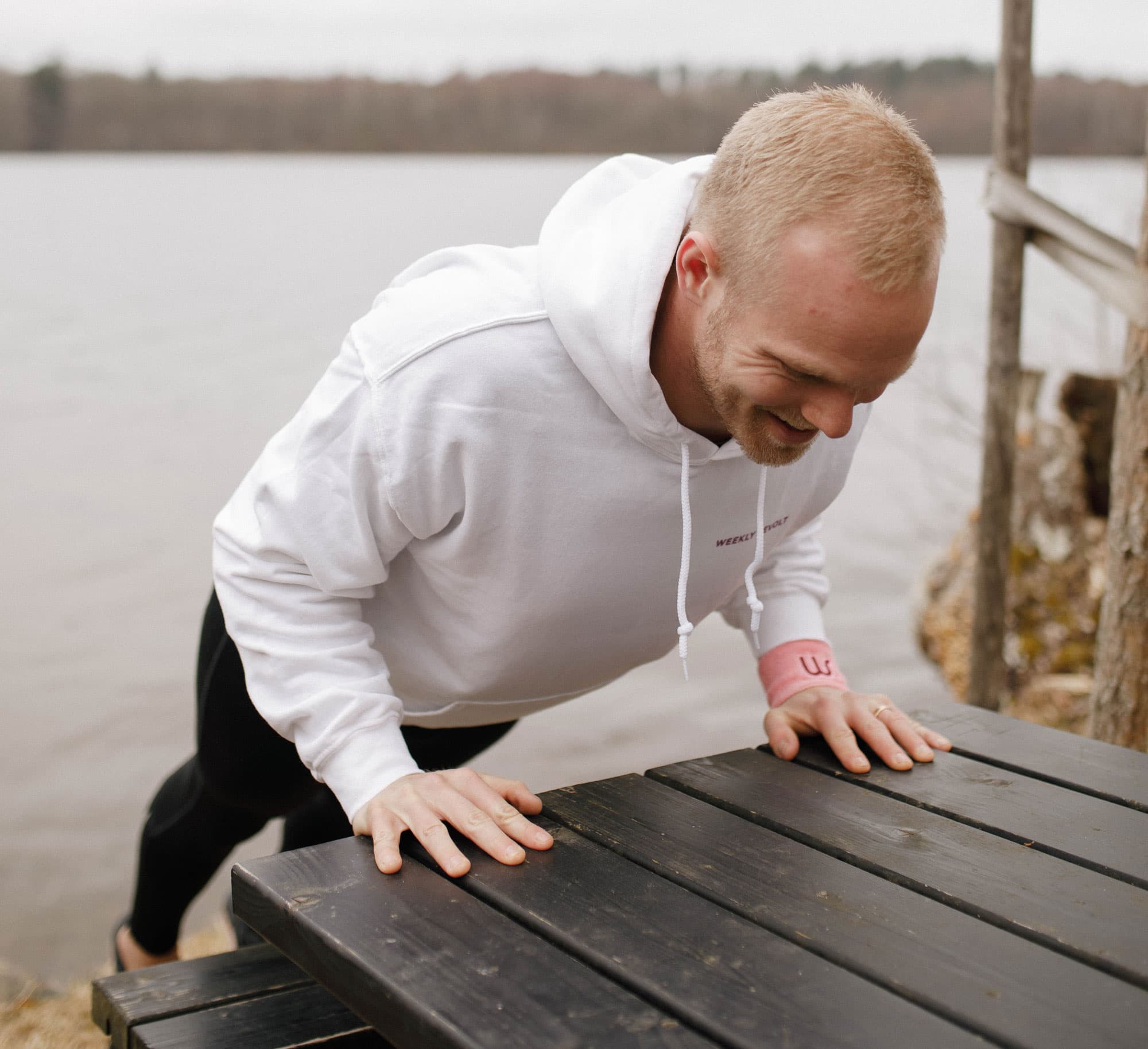 Ont i handlederna när du gör armhävningar? Med push-up bars får du hjälp att hålla handlederna raka under hela övningen.