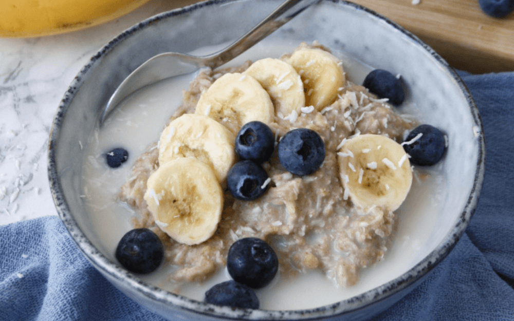 Gröt med banan och blåbär som passar bra innan ett löppass.