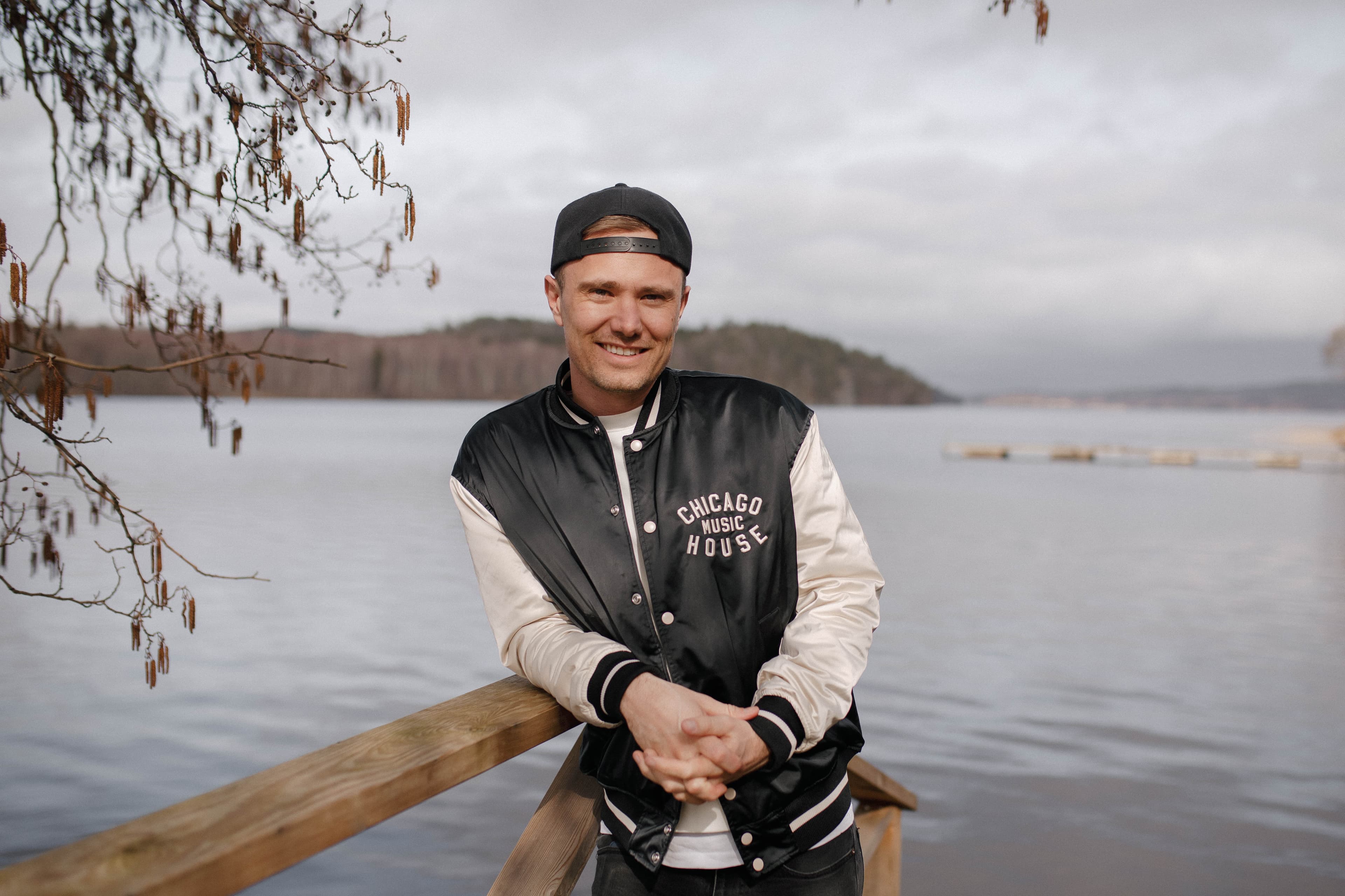 Jonathan Hoel står på en brygga vid vattnet