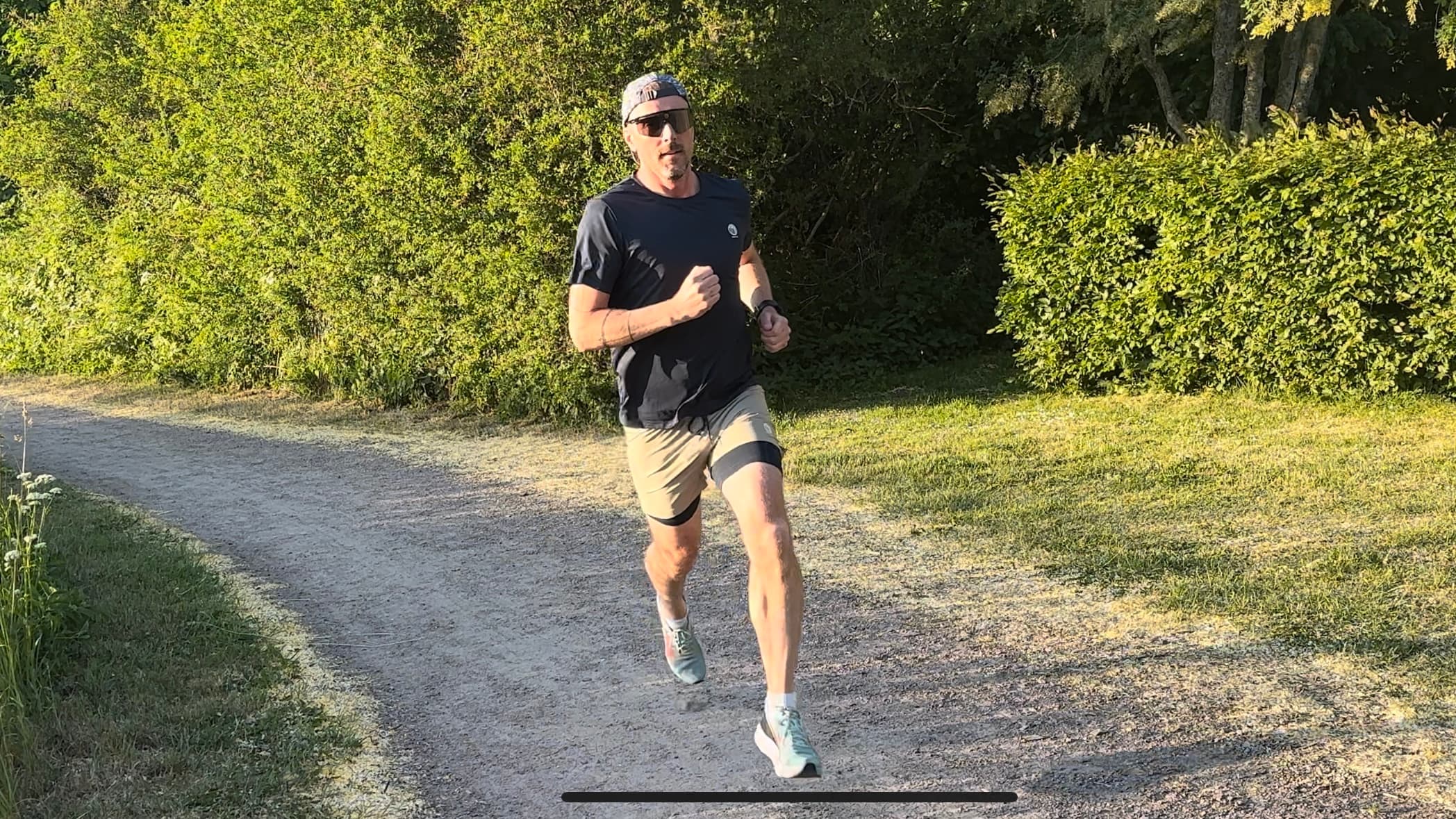 Löpcoach Micke springer på en smal väg.