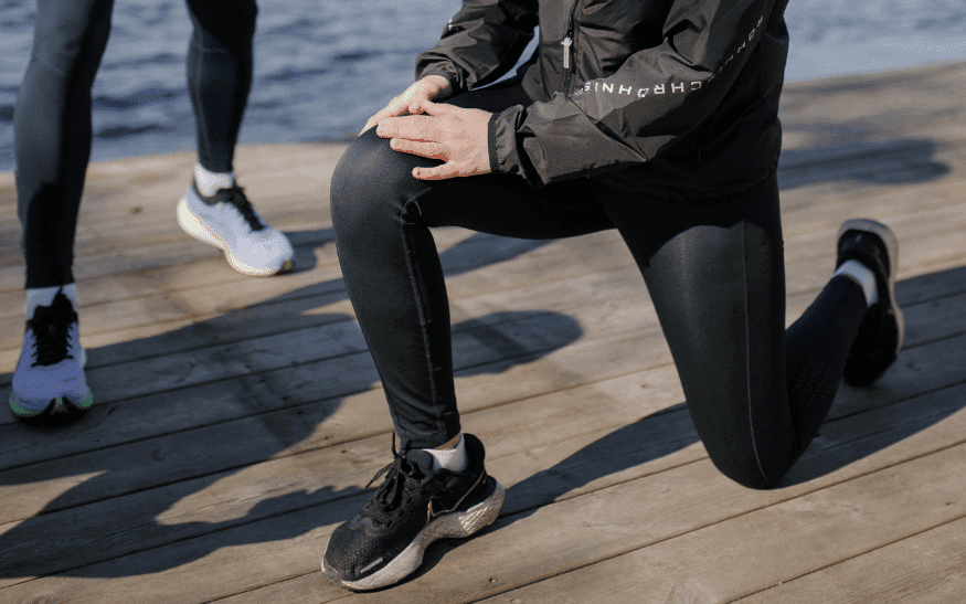 En person som stretchar