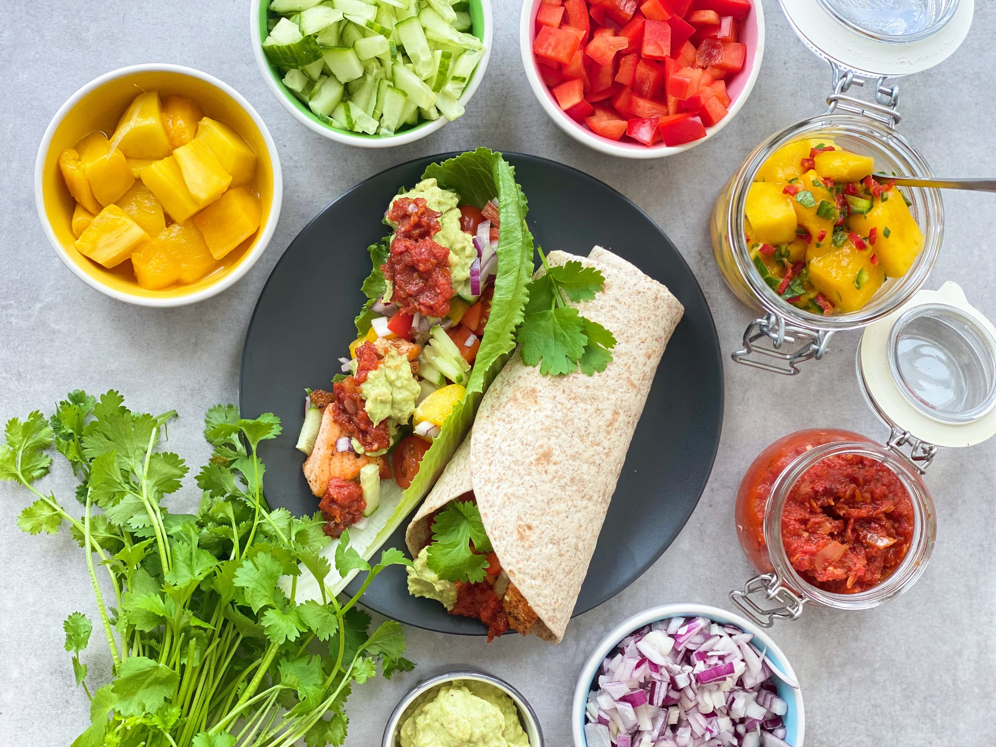 Tacos med olika tillbehör.