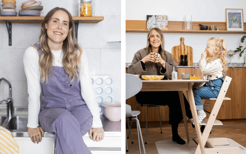 Elin Oresten från Knatteplock sitter på köksbänk i lila snickarbyxor. Elin sitter vid köksbord och håller i en kaffekopp med dottern som äter bredvid.