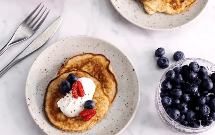 Pannkakor med grekisk yoghurt, blåbär och hallon.
