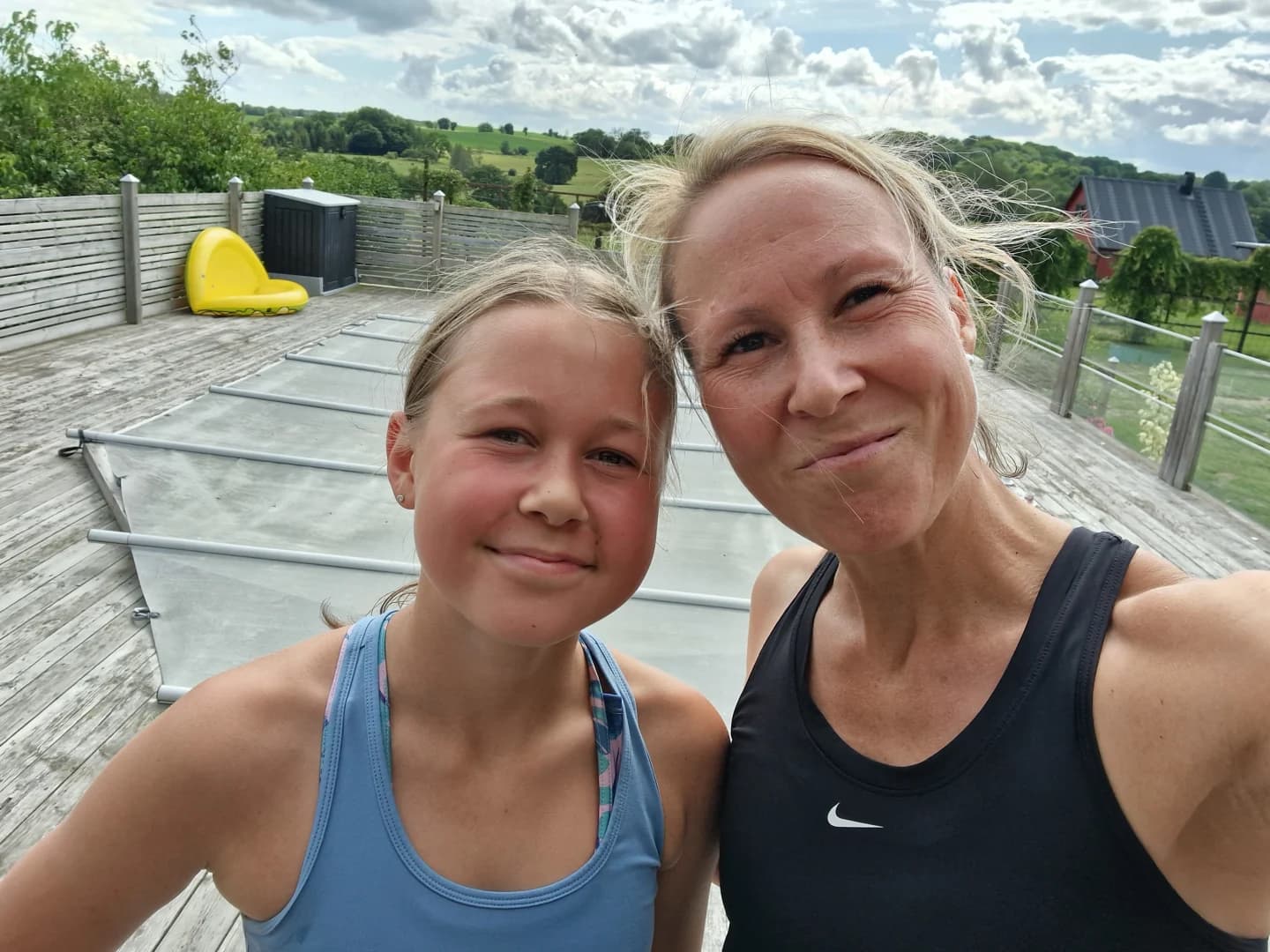 Selfie på mamma och dotter som sprungit tillsammans.