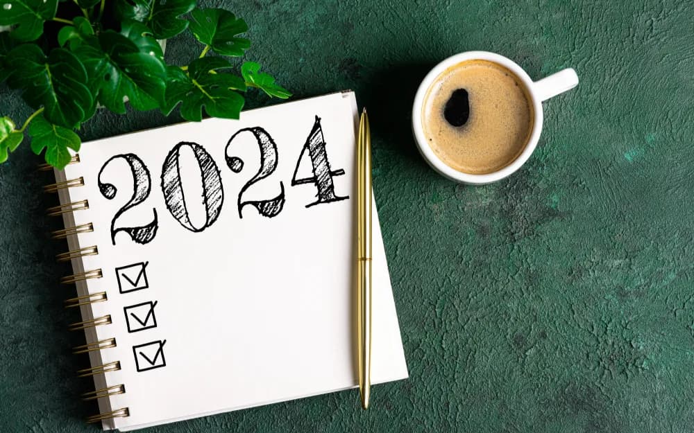 Träningskalender 2024 och en kopp kaffe.