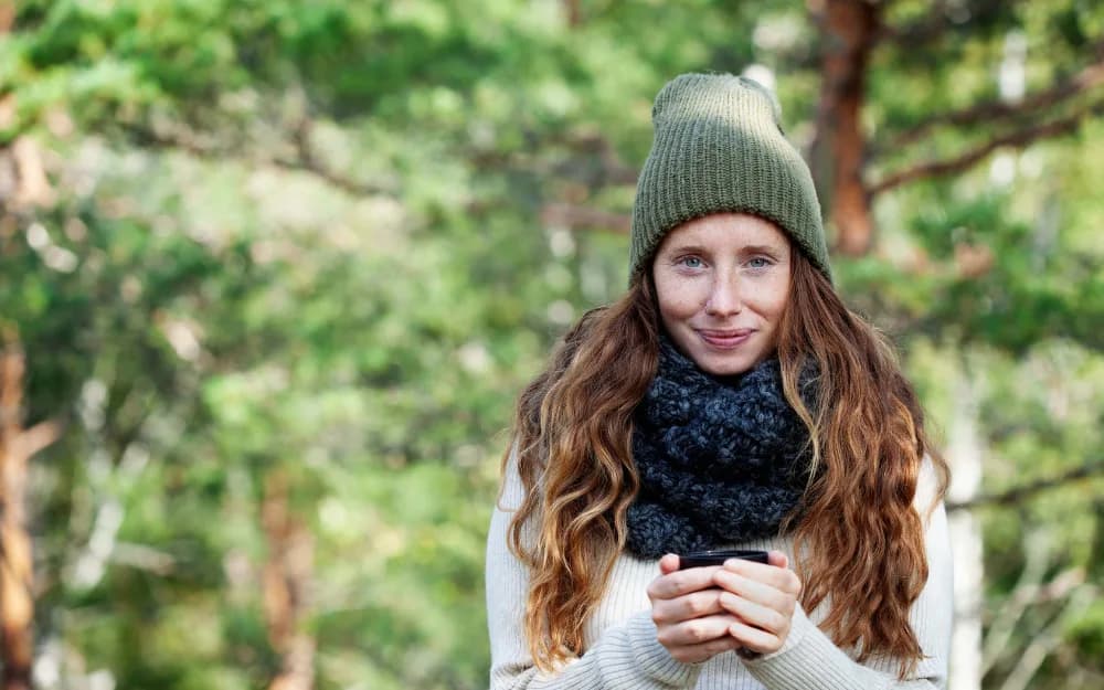 Hanna Olvenmark, grundare av portionen under tian, står med en kaffekopp i händerna.
