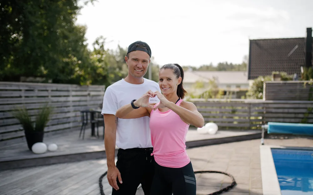 Jonathan Hoel och Louise Åberg står utanför sitt hus bredvid poolen