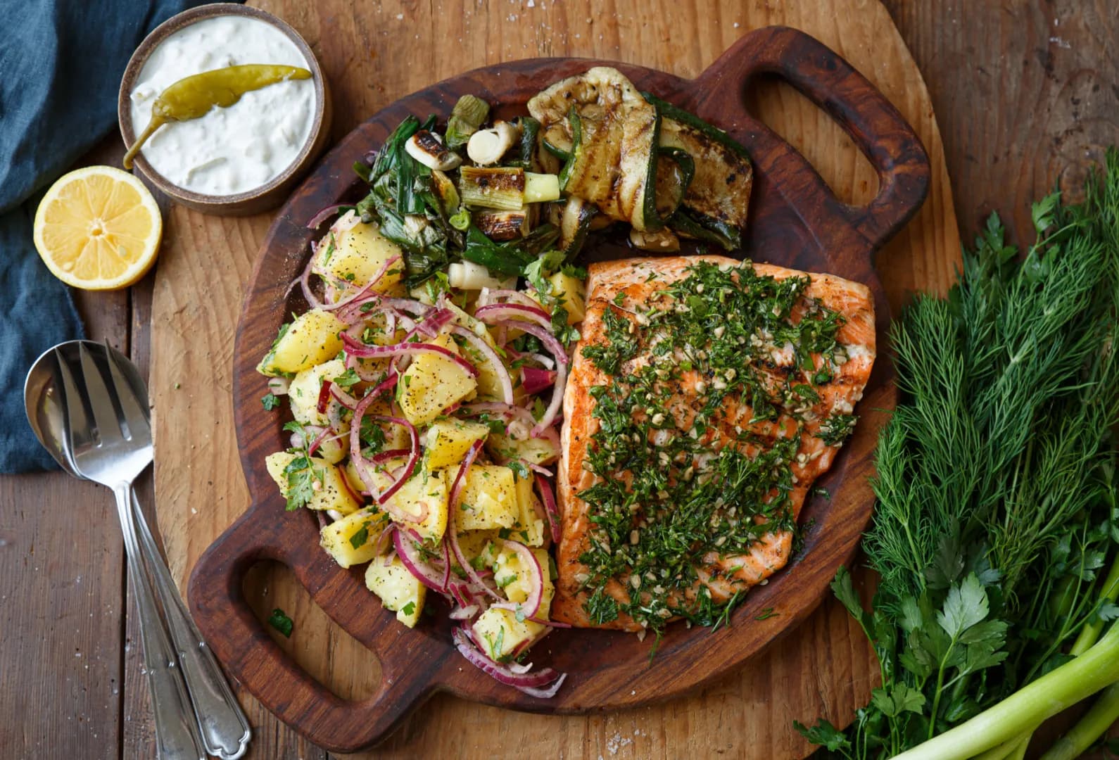 Bricka med grillad lax, potatissallad och grillade aubergine. Recept från Diadonna.