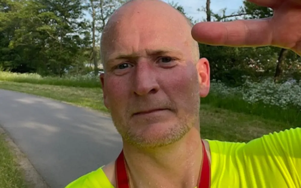 En selfie på en man som är ute och springer med Weekly Revolt