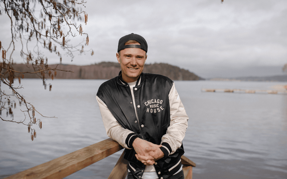 Jonathan Hoel lutar sig mot ett staket på en brygga med vatten i bakgrunden.