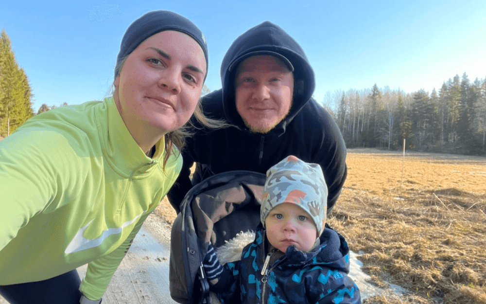 Familj som tränar tillsammans tar en selfie.