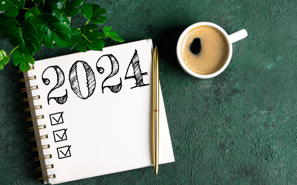 Träningskalender 2024 och en kopp kaffe.