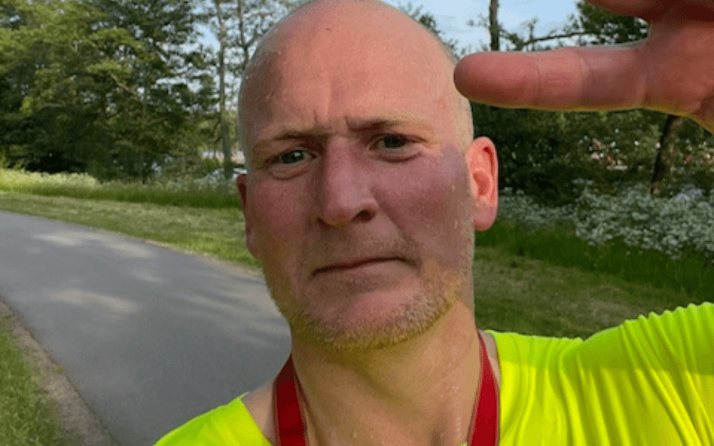 En selfie på en man som är ute och springer med Weekly Revolt
