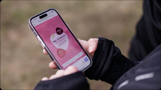 En telefon som visar kommunkation från weekly revolt på skärmen